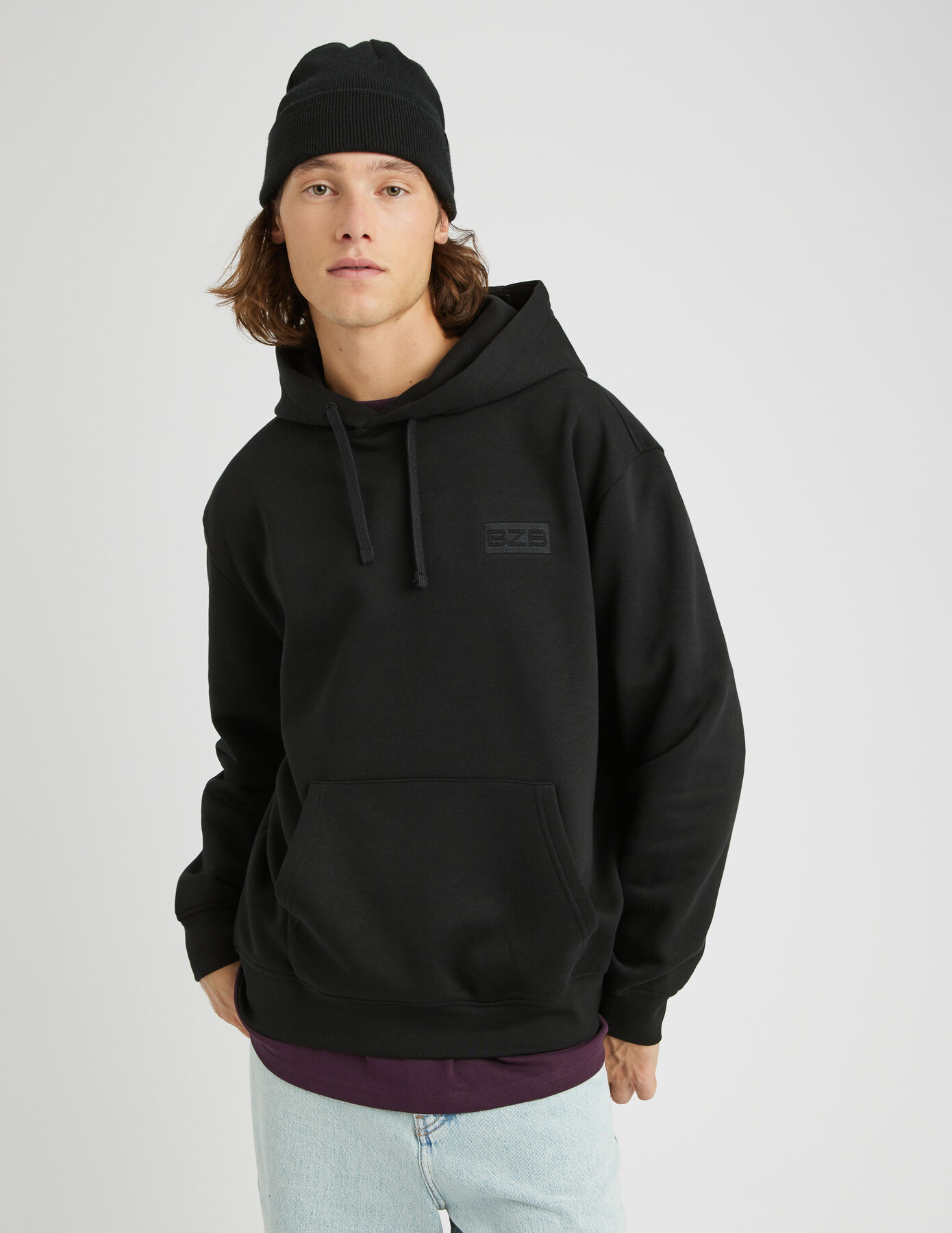 Sweat à capuche et broderie logo