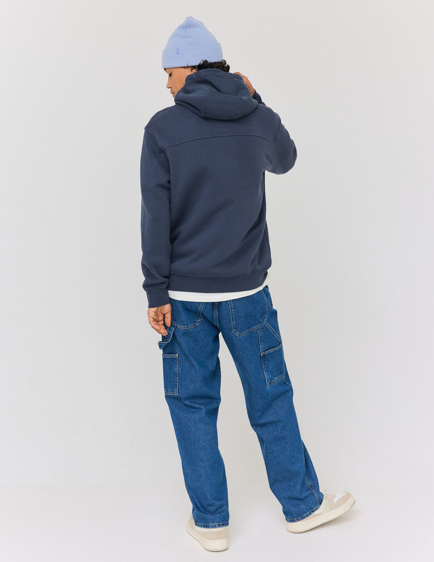 Sweat à capuche et broderie logo