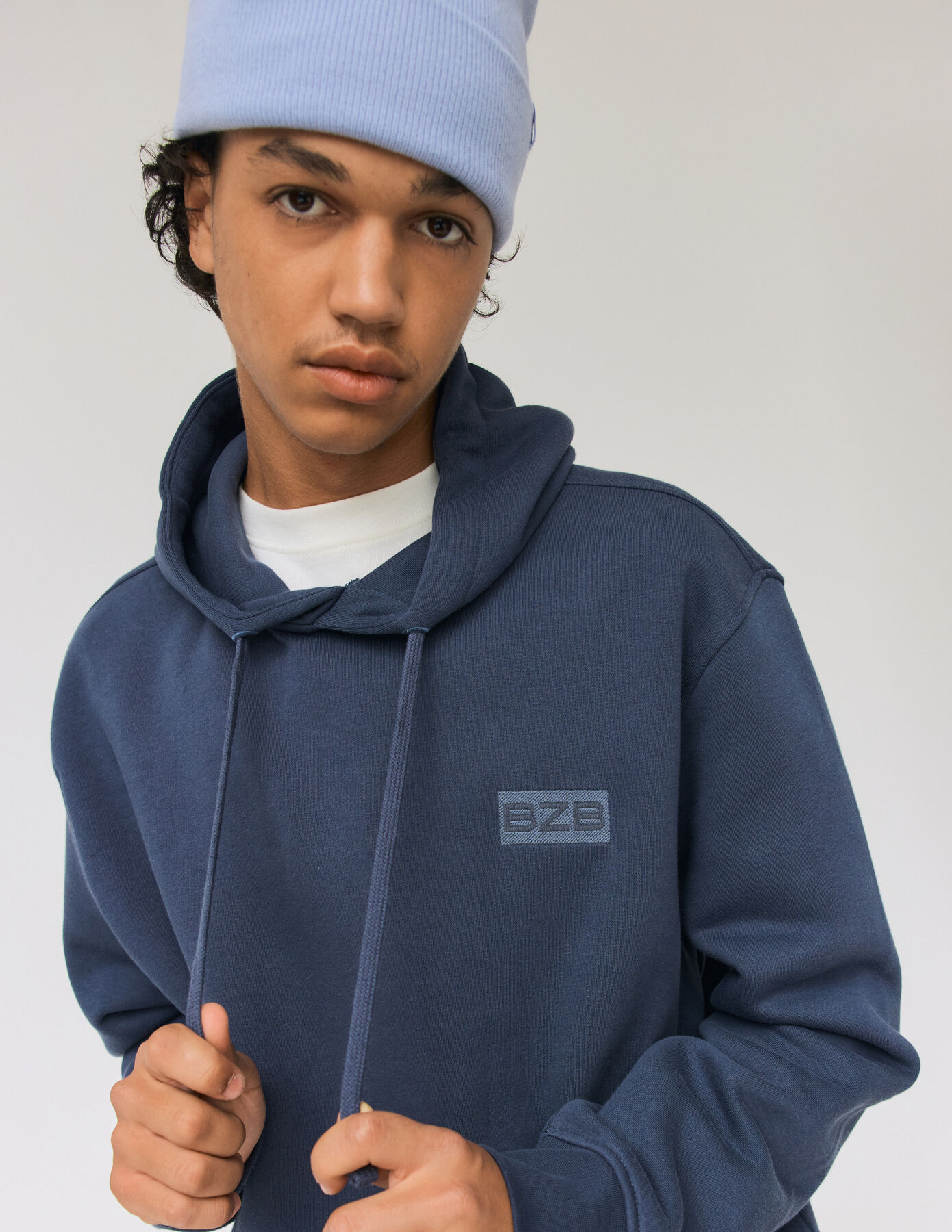 Sweat à capuche et broderie logo
