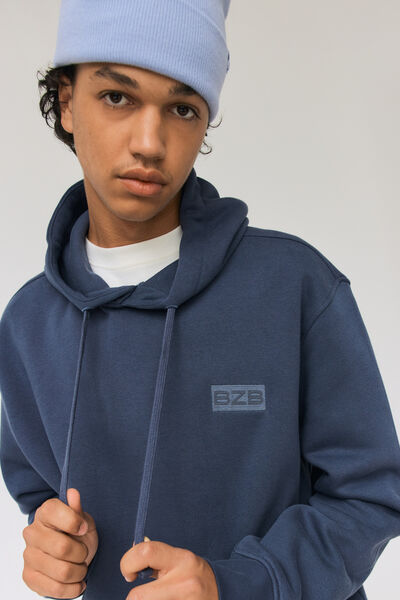Sweat à capuche et broderie logo