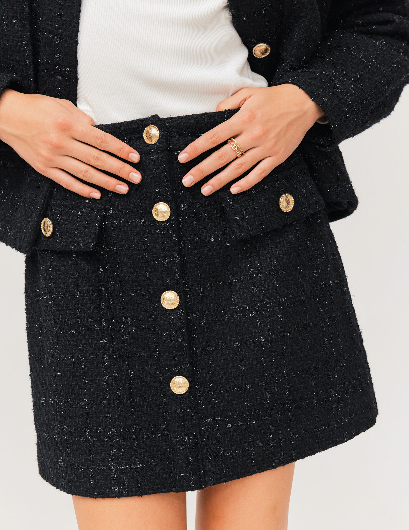 Jupe courte en tweed boutons dorés