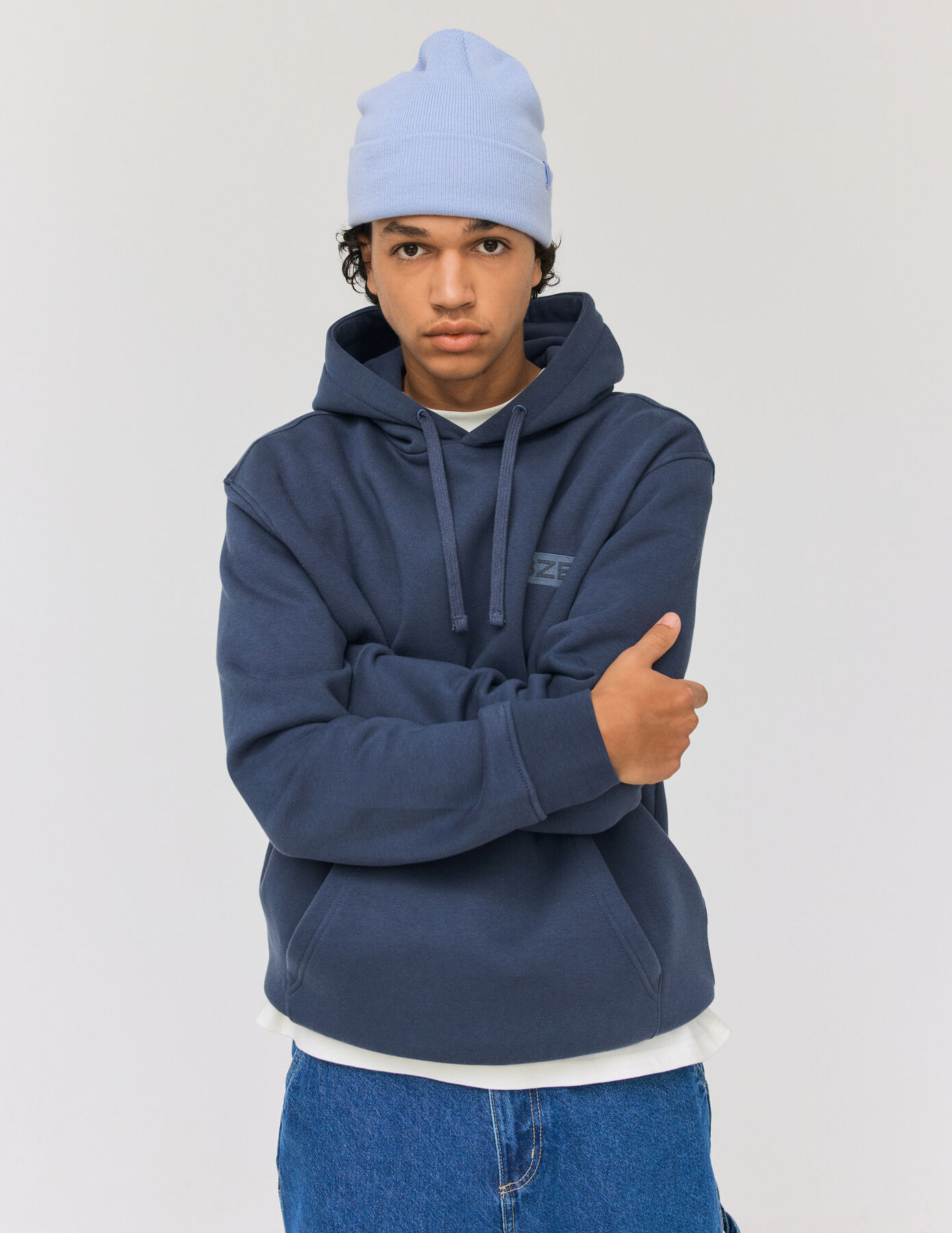 Sweat à capuche et broderie logo