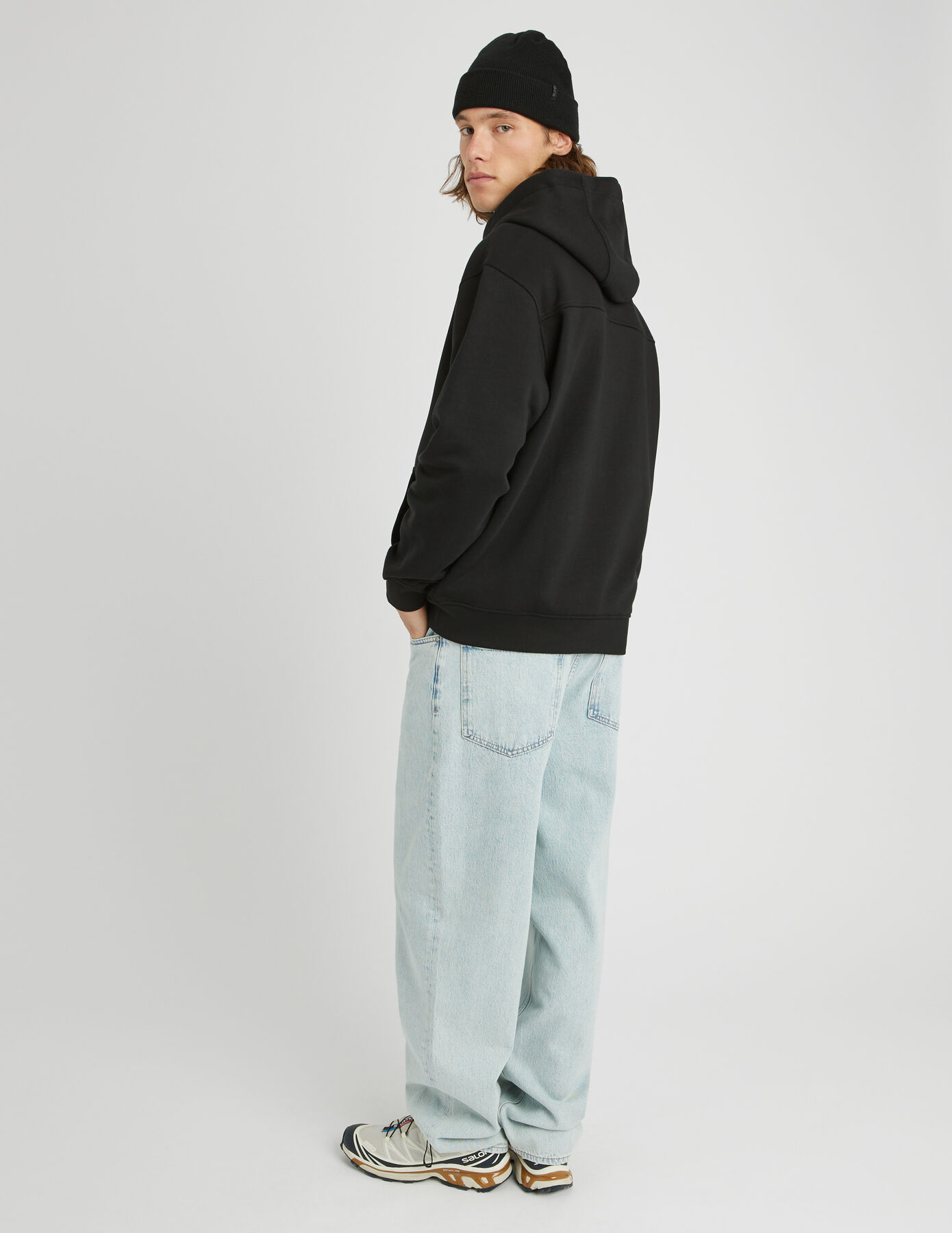 Sweat à capuche et broderie logo