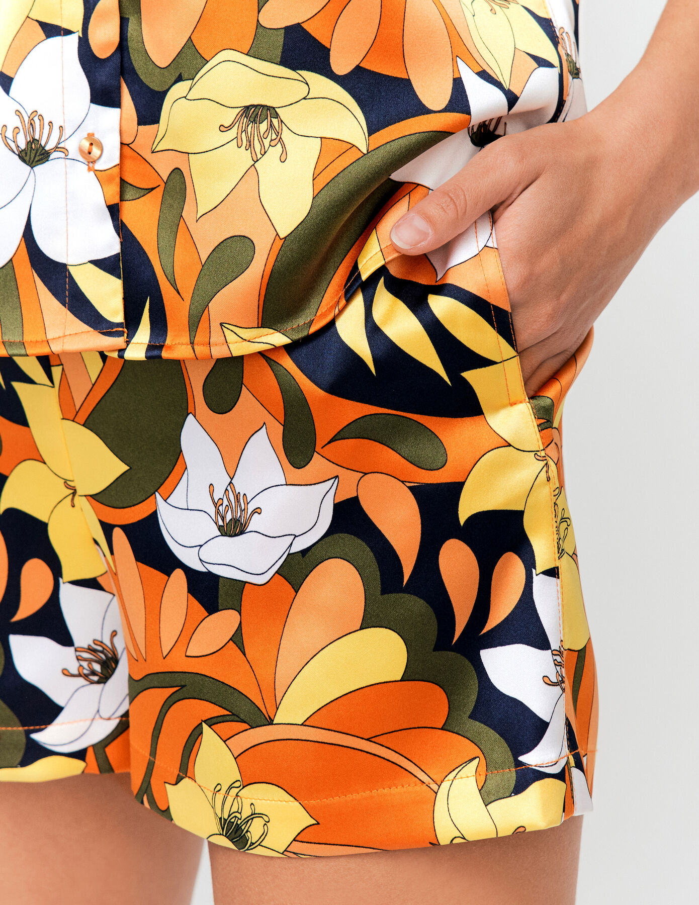 Short imprimé en satin