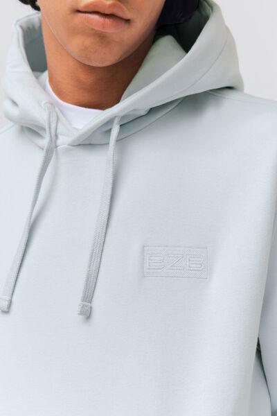 Sweat à capuche et broderie logo