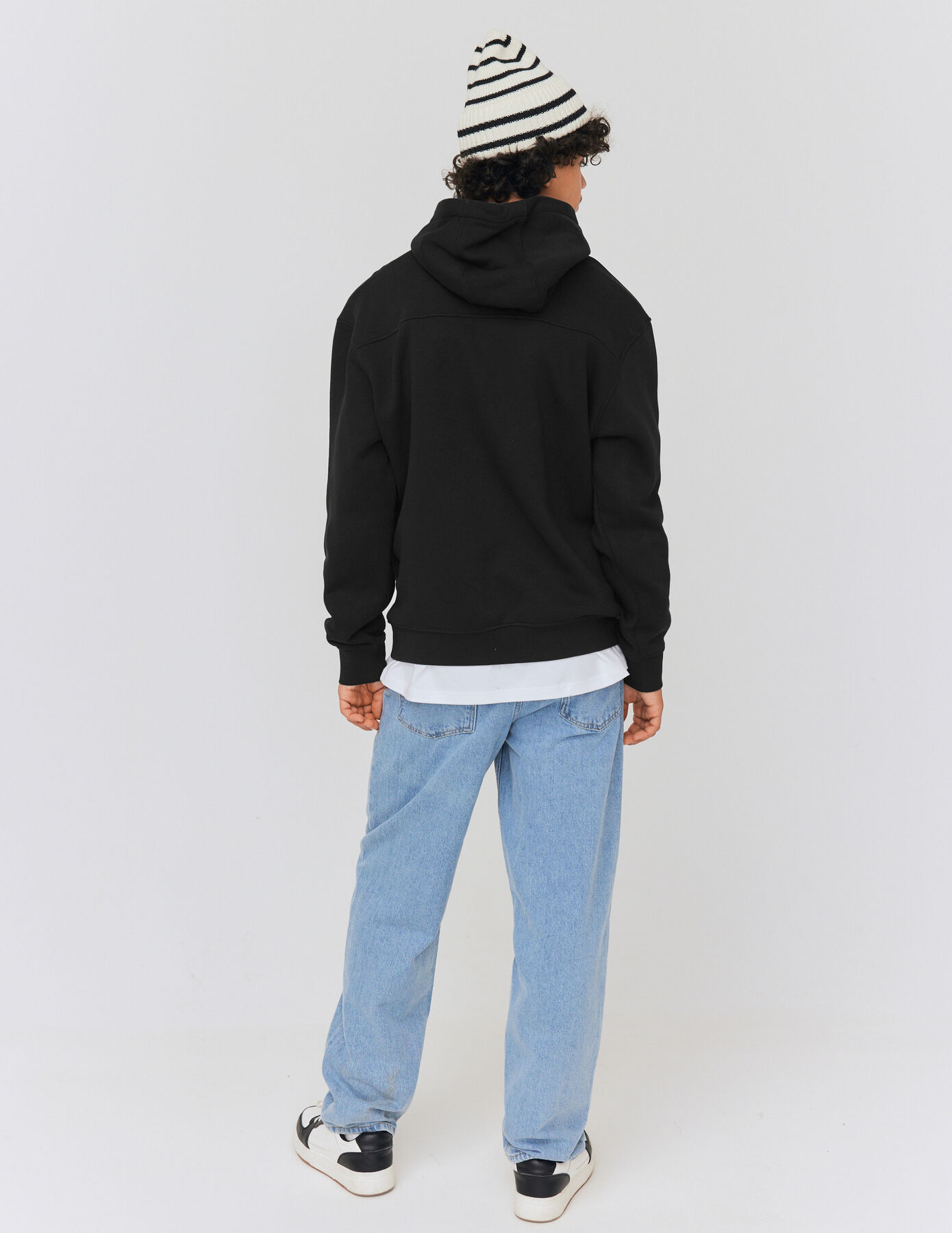 Sweat à capuche et broderie logo
