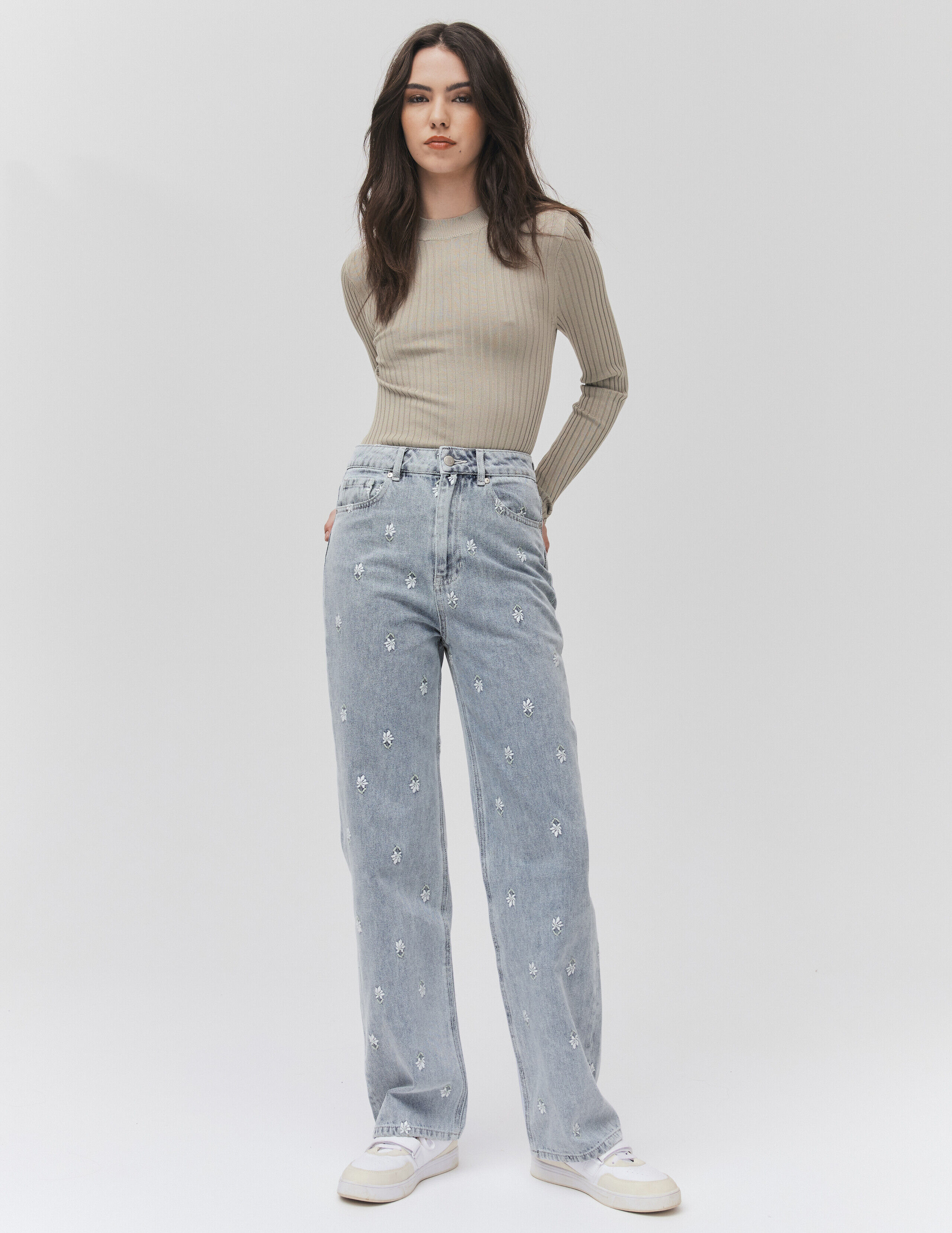 Jeans sale brodés fleurs