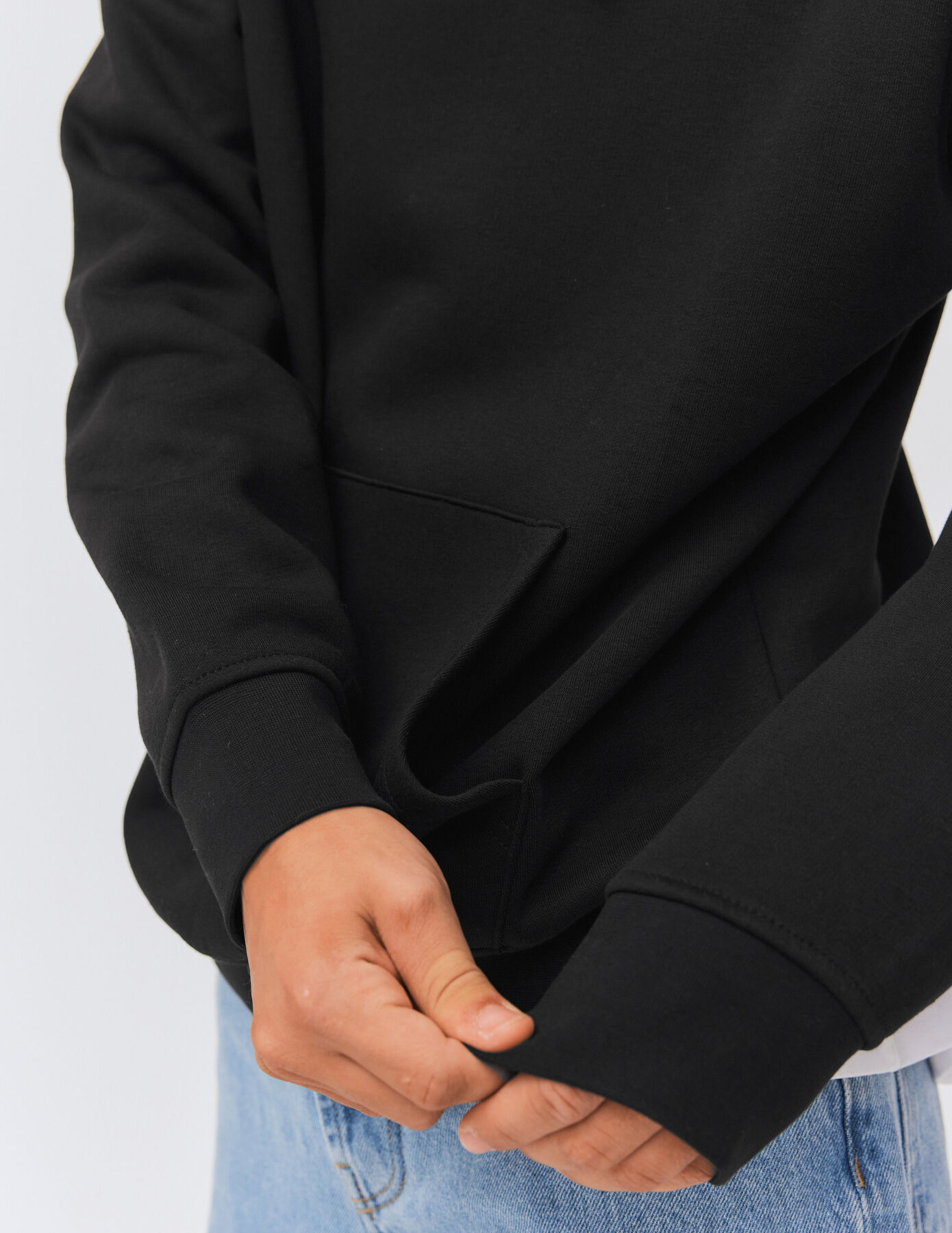 Sweat à capuche et broderie logo
