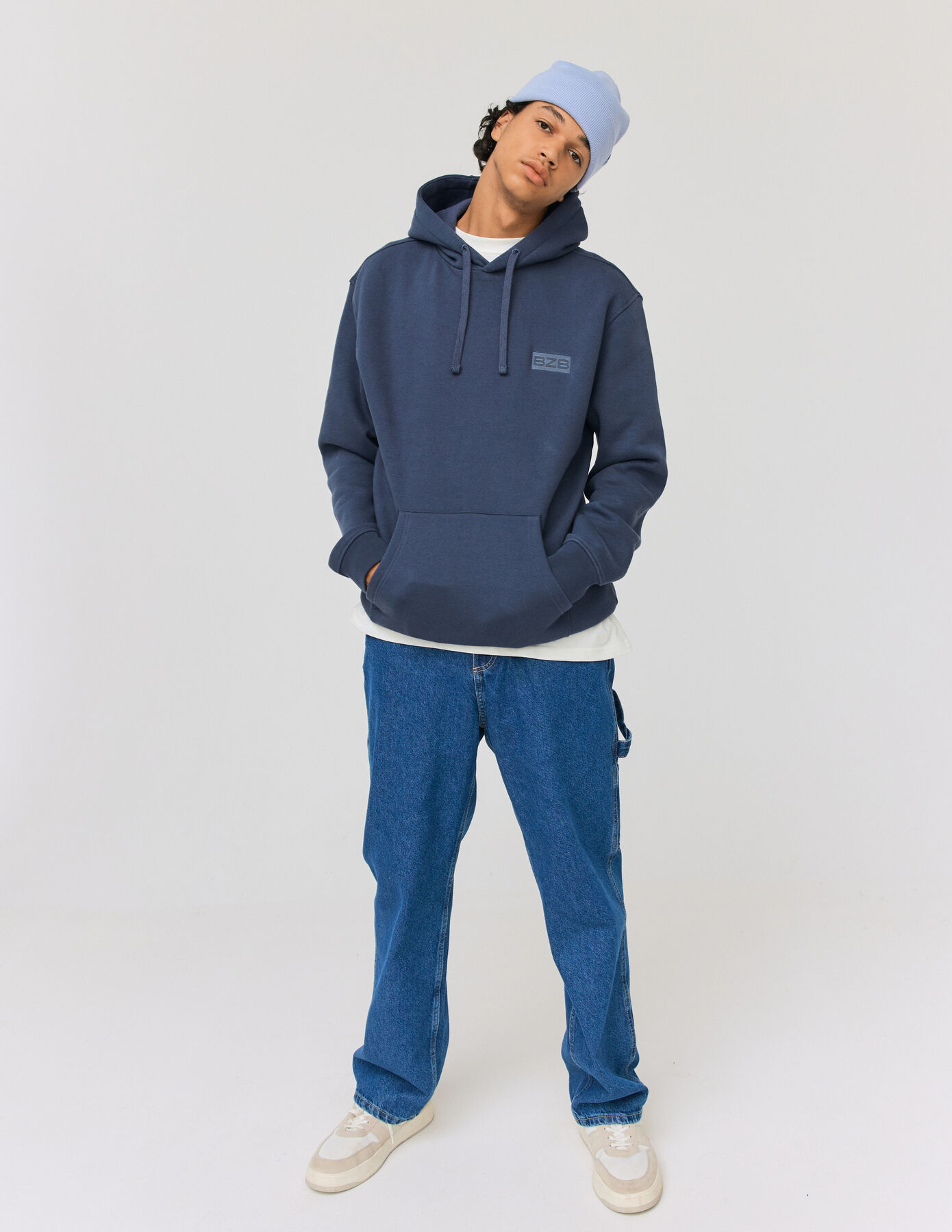 Sweat à capuche et broderie logo