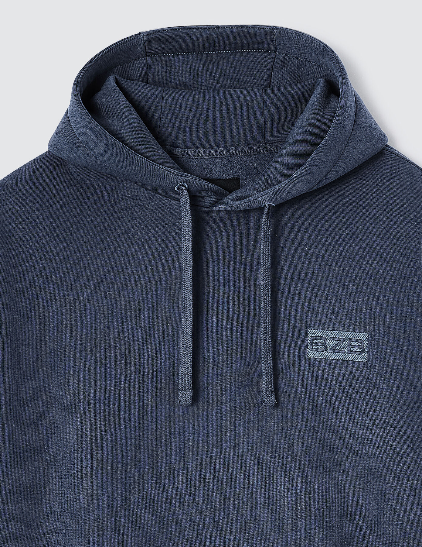 Sweat à capuche et broderie logo