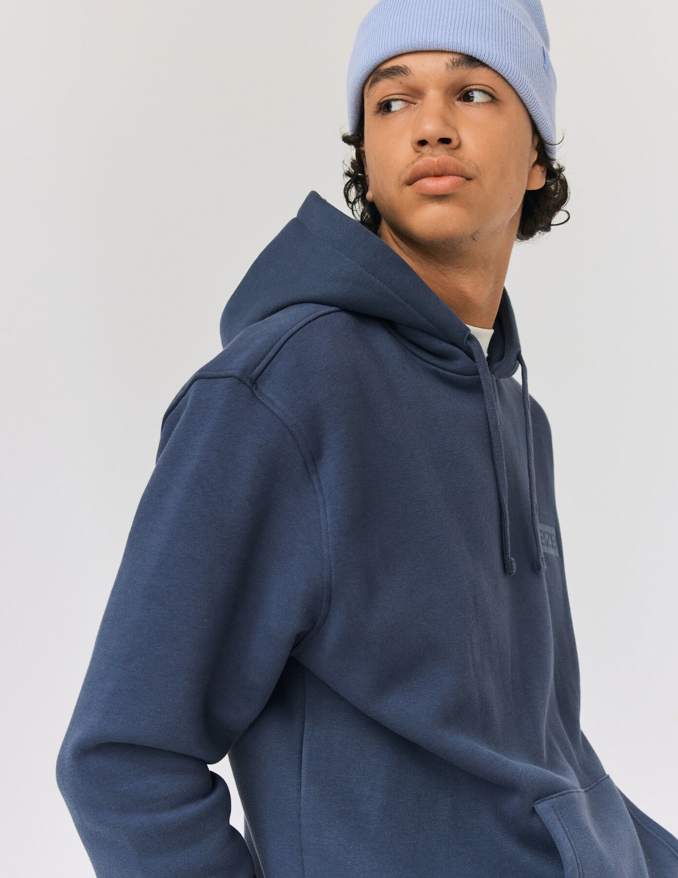 Sweat à capuche et broderie logo