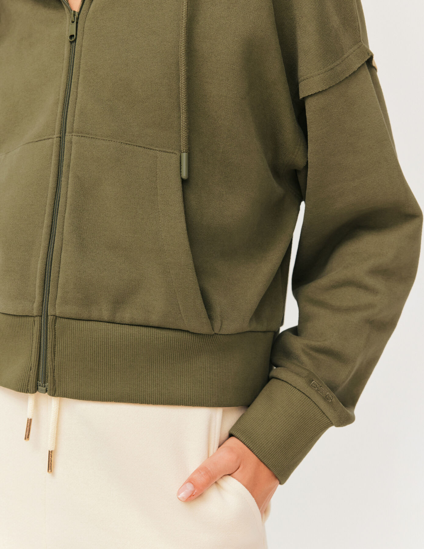Sweat court zippé à capuche