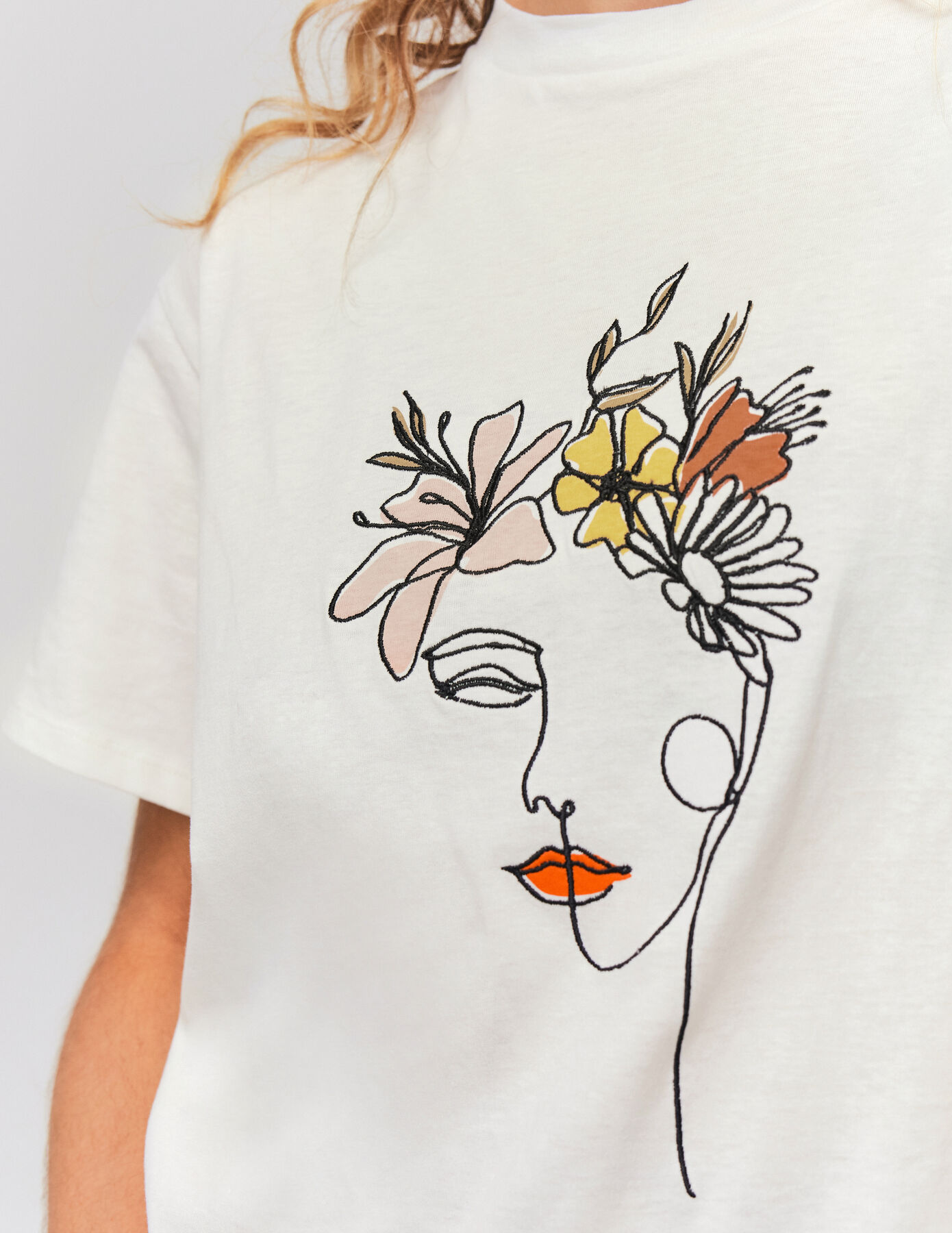 T-shirt brodé coloré
