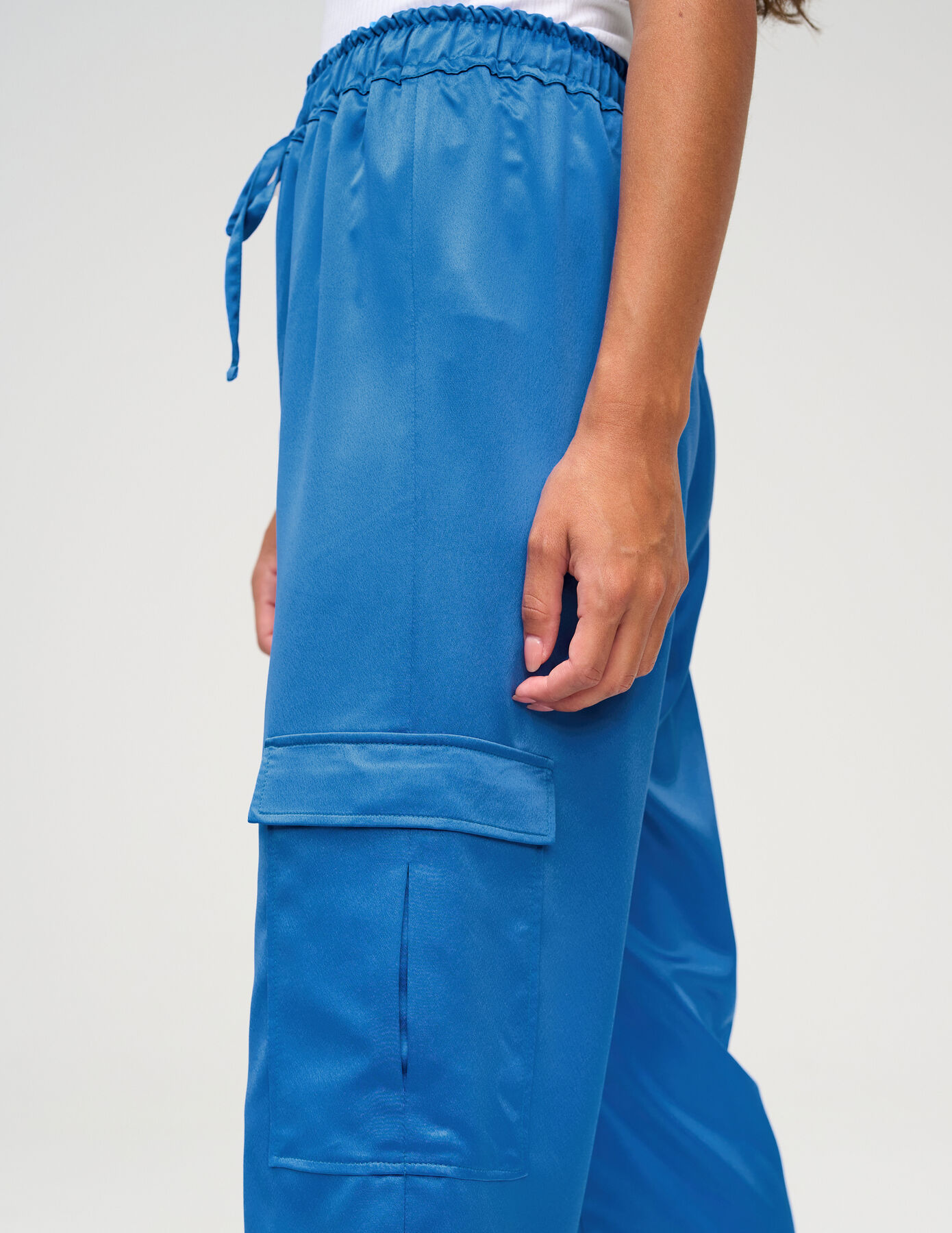 Pantalon cargo en satin