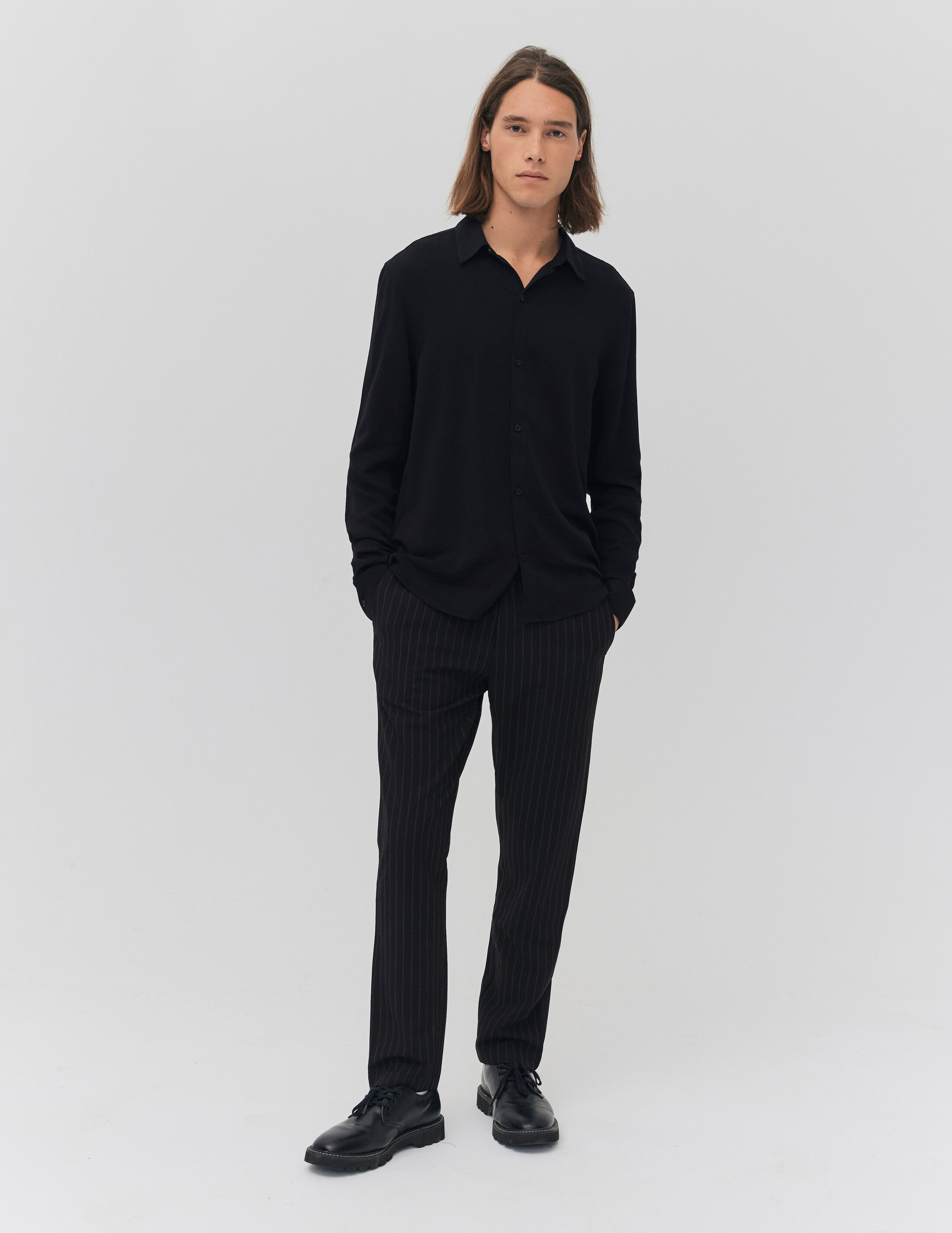 Chemise noire sales homme coupe droite