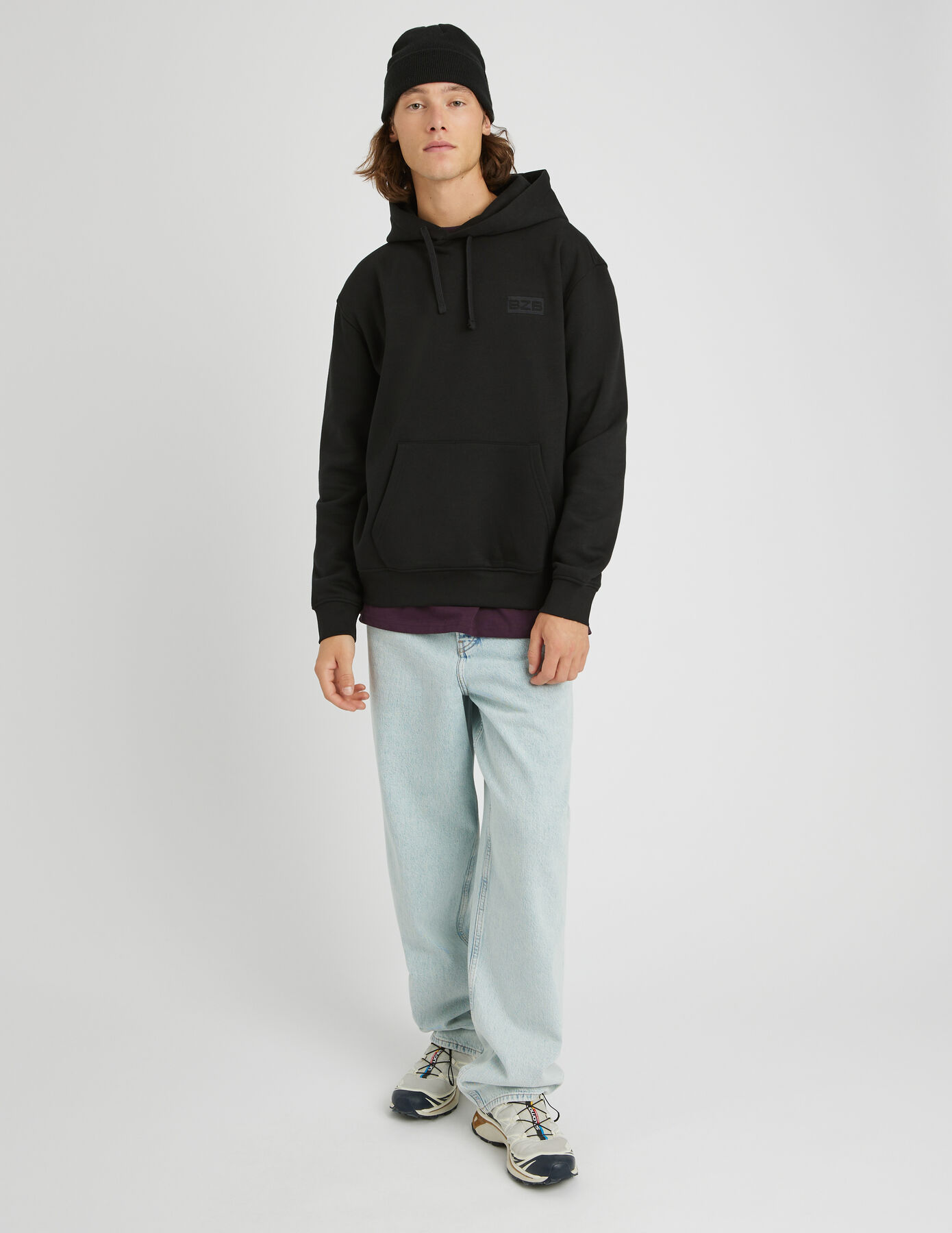 Sweat à capuche et broderie logo