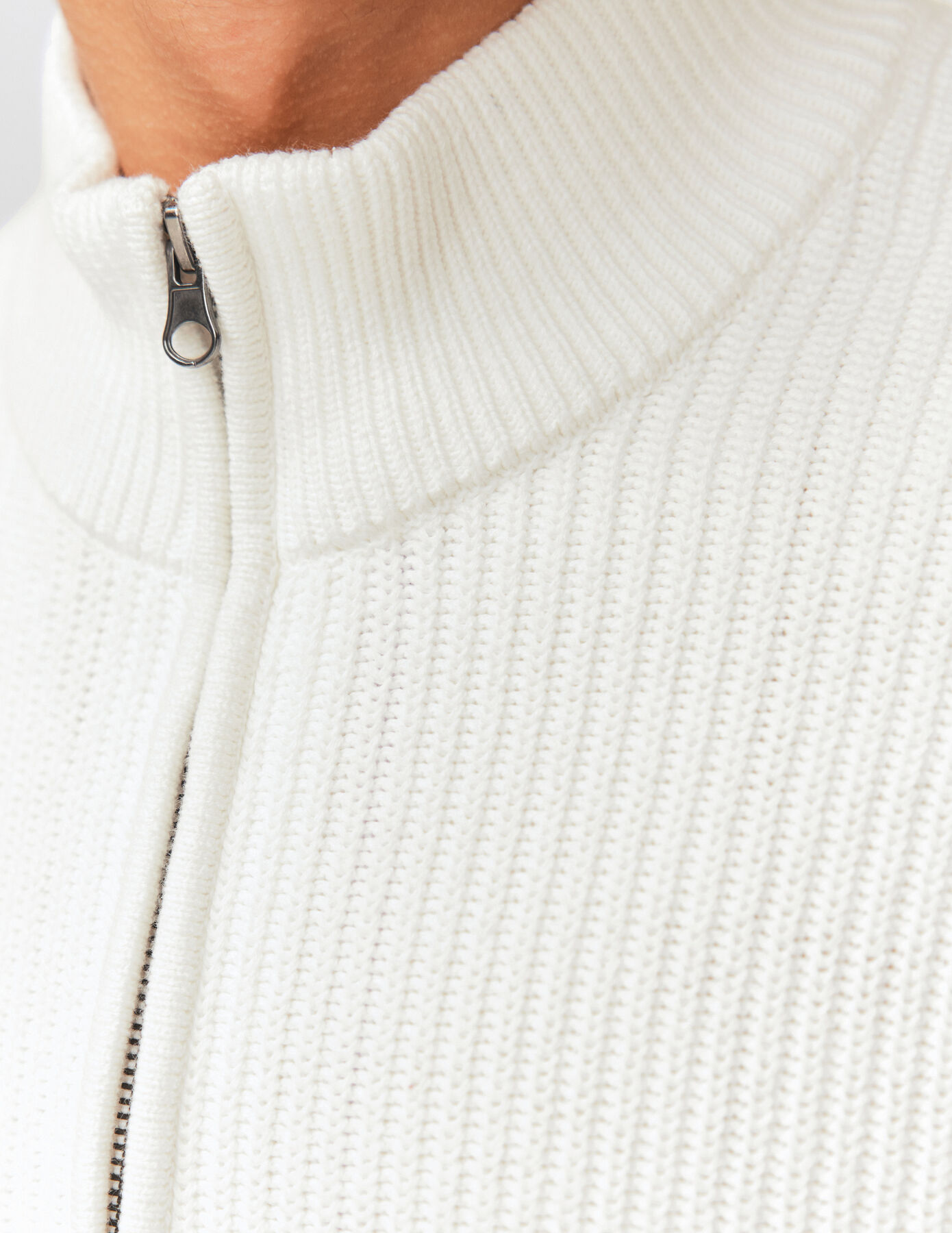 Pull avec col montant zippé