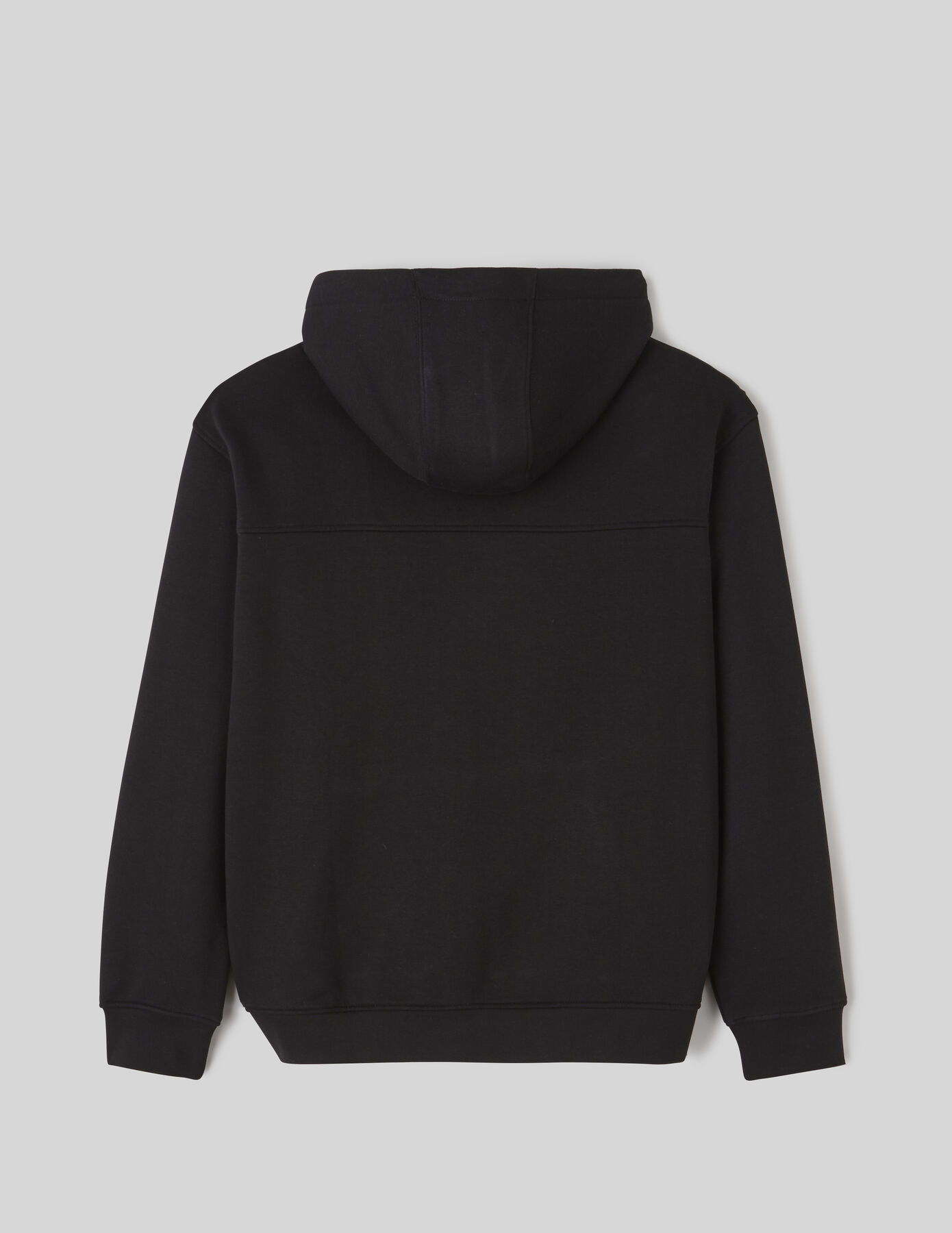 Sweat à capuche et broderie logo