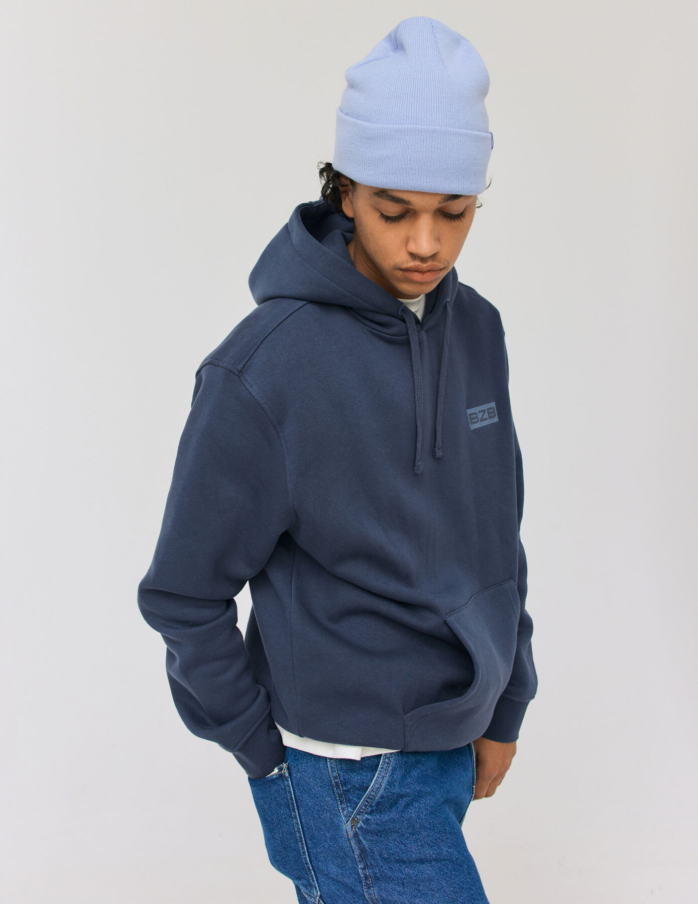 Sweat à capuche et broderie logo