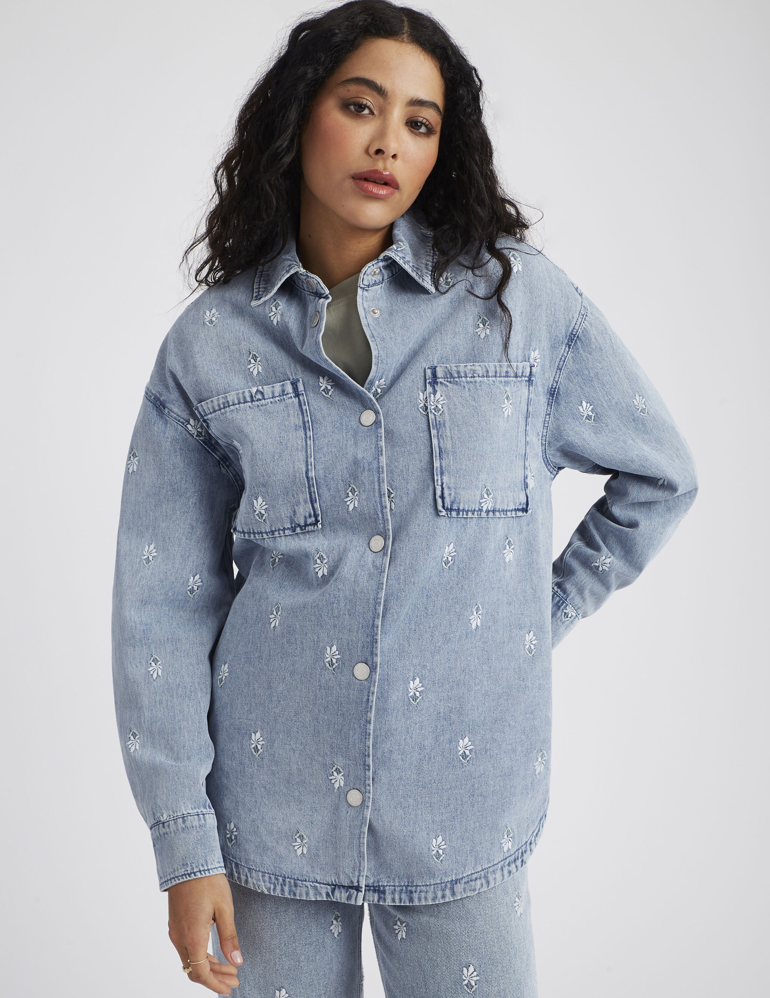 Chemise en jean brodée femme 2025