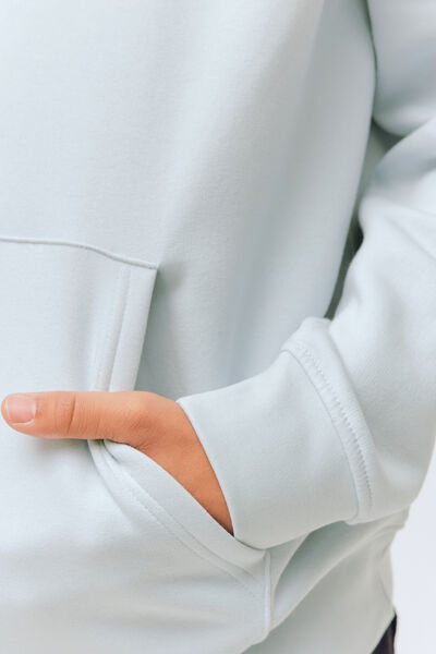 Sweat à capuche et broderie logo