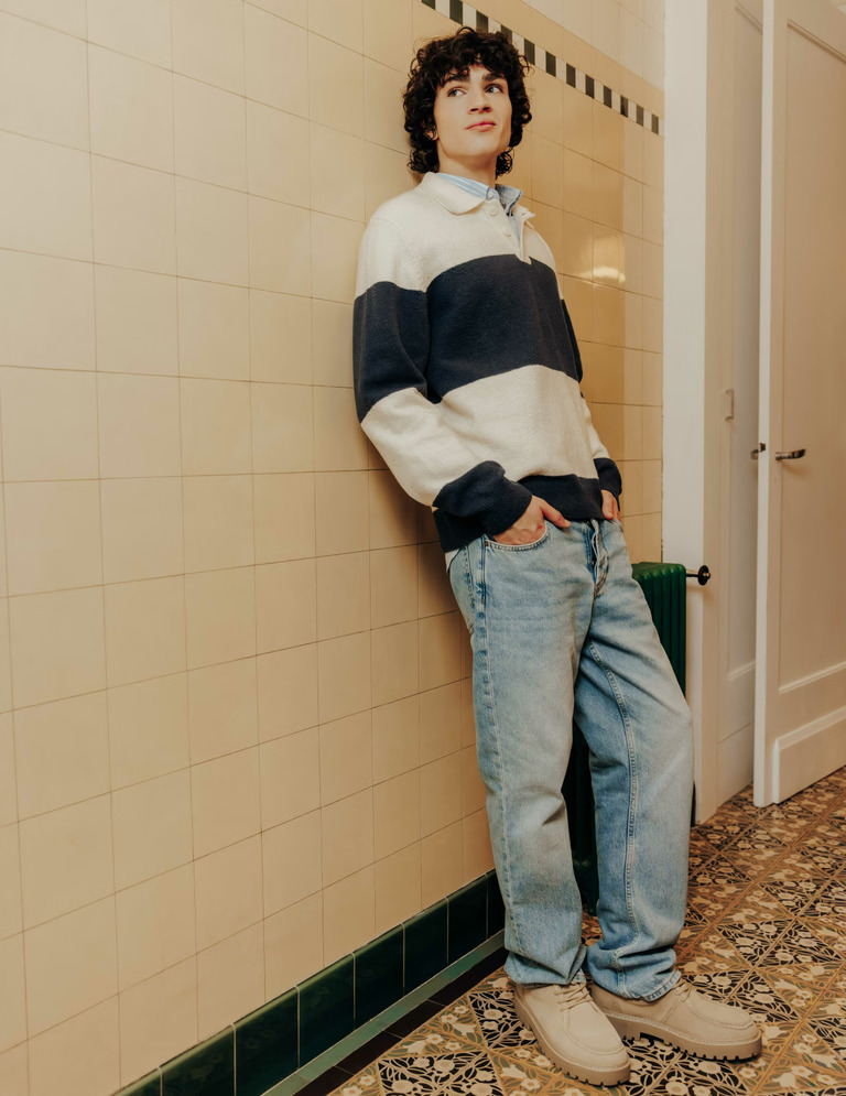 Look homme avec jean baggy clair, pull rayé oversize et chaussures chunky