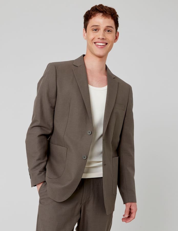 Blazer taupe oversize ouvert porté sur un t-shirt blanc cassé col rond pour un look décontracté et soigné