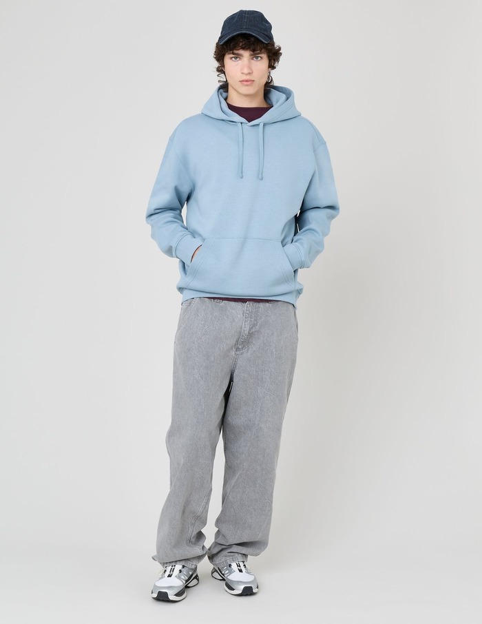 Sweat à capuche gris chiné homme avec imprimé graphique coloré et jean brut