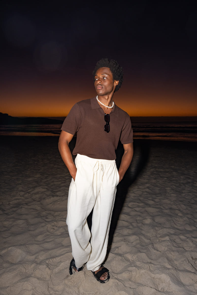 Look soirée d'été avec polo marron et pantalon blanc fluide