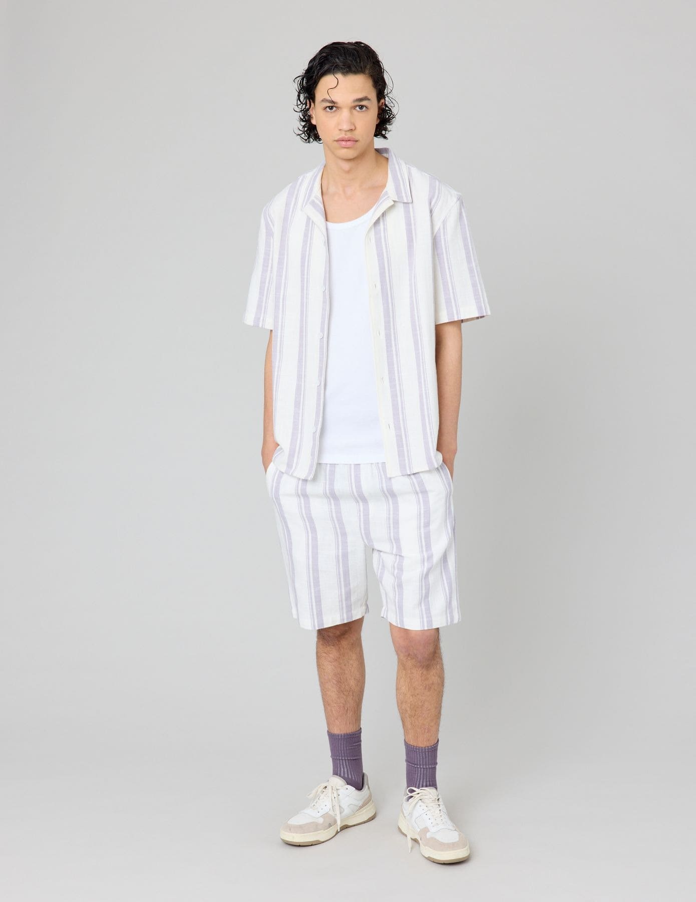 Look estival coordonné avec chemisette et short à rayures parme et blanches, chaussettes violettes