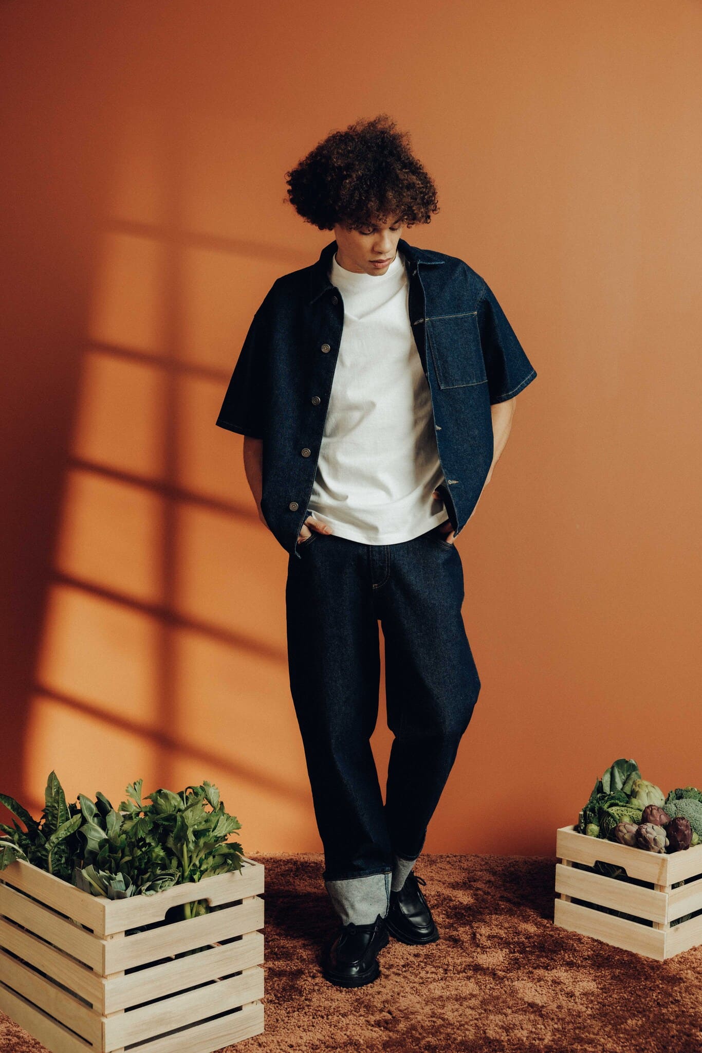 Look workwear avec chemisette en jean brut ouverte, pantalon denim et derbies noires