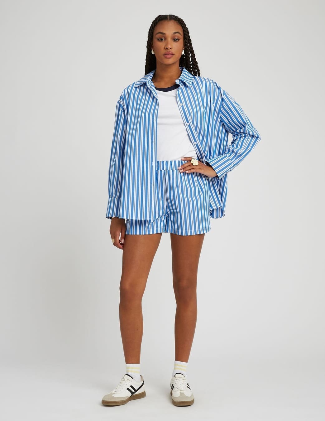 Look femme preppy chemise et short à rayures bleues et blanches