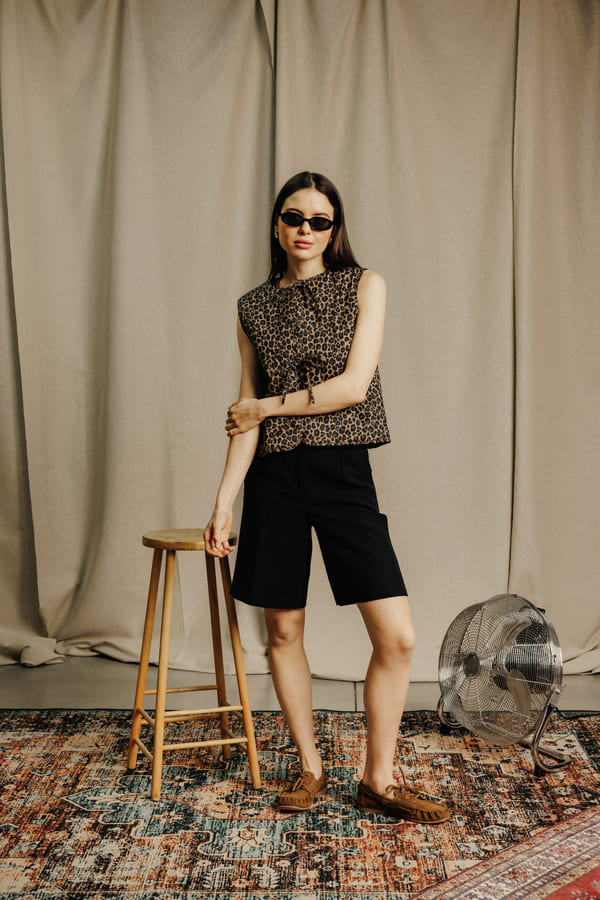 Look estival frais avec bermuda tons clairs, haut fluide et sandales plates