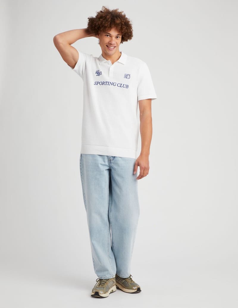 Tenue sportive chic avec polo texturé et jean clair