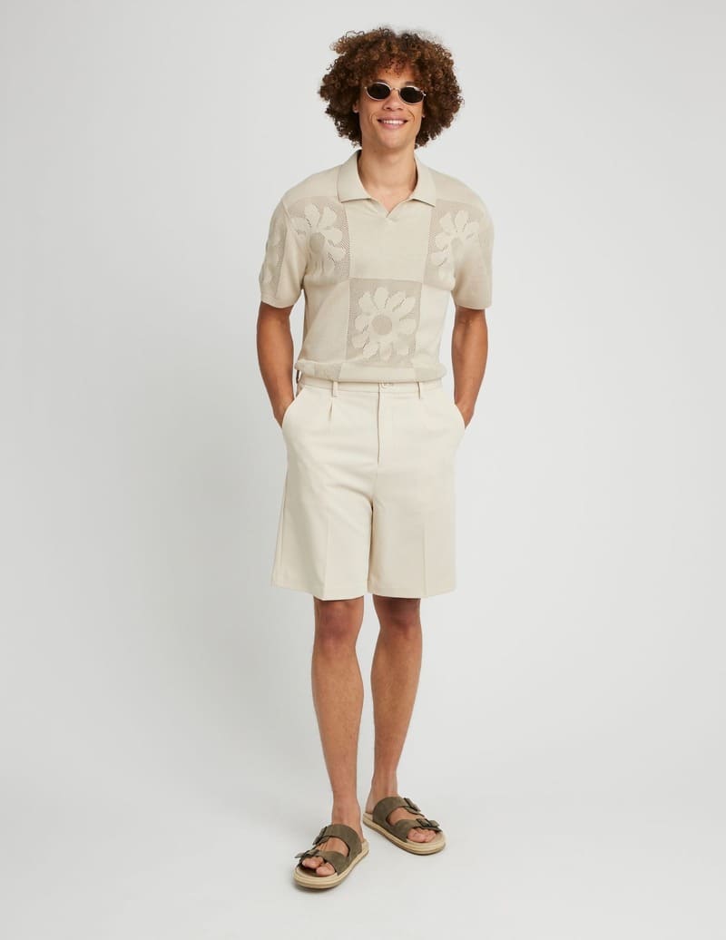 Look vacation raffiné avec polo ajouré beige et short ton sur ton