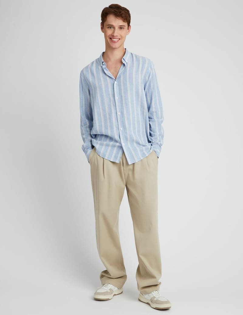 Look casual élégant avec chemise rayée et pantalon fluide