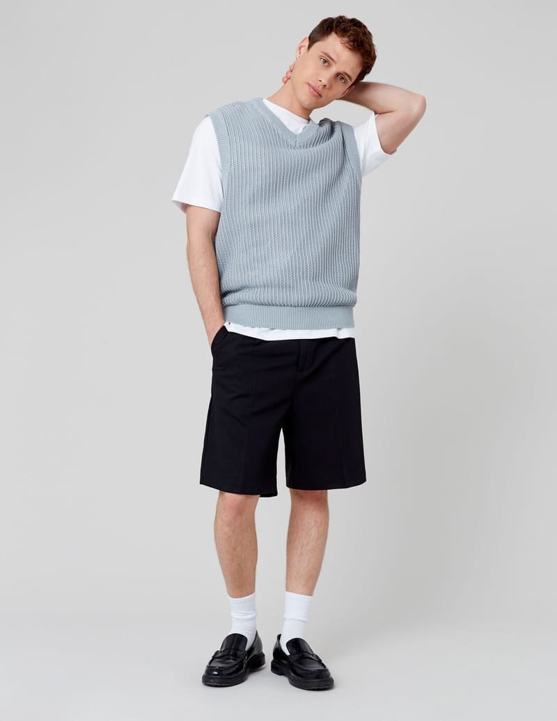 Look preppy layering avec gilet sans manches sur t-shirt