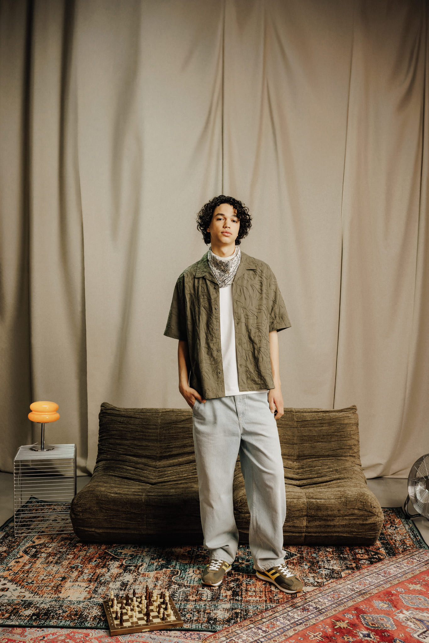 Style urbain avec chemisette kaki à motifs géométriques ouverte, foulard et pantalon large gris