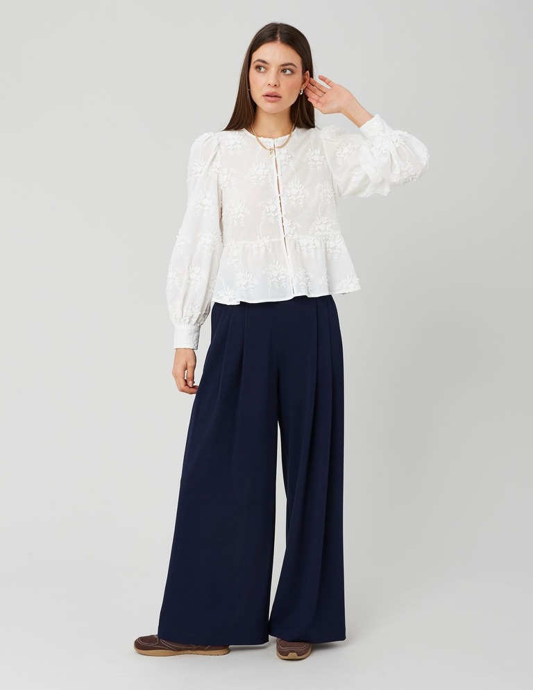 Look romantique avec chemise blanche oversize et pantalon large bleu marine