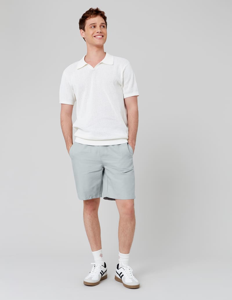 Look casual sport avec polo blanc ajouré et short gris