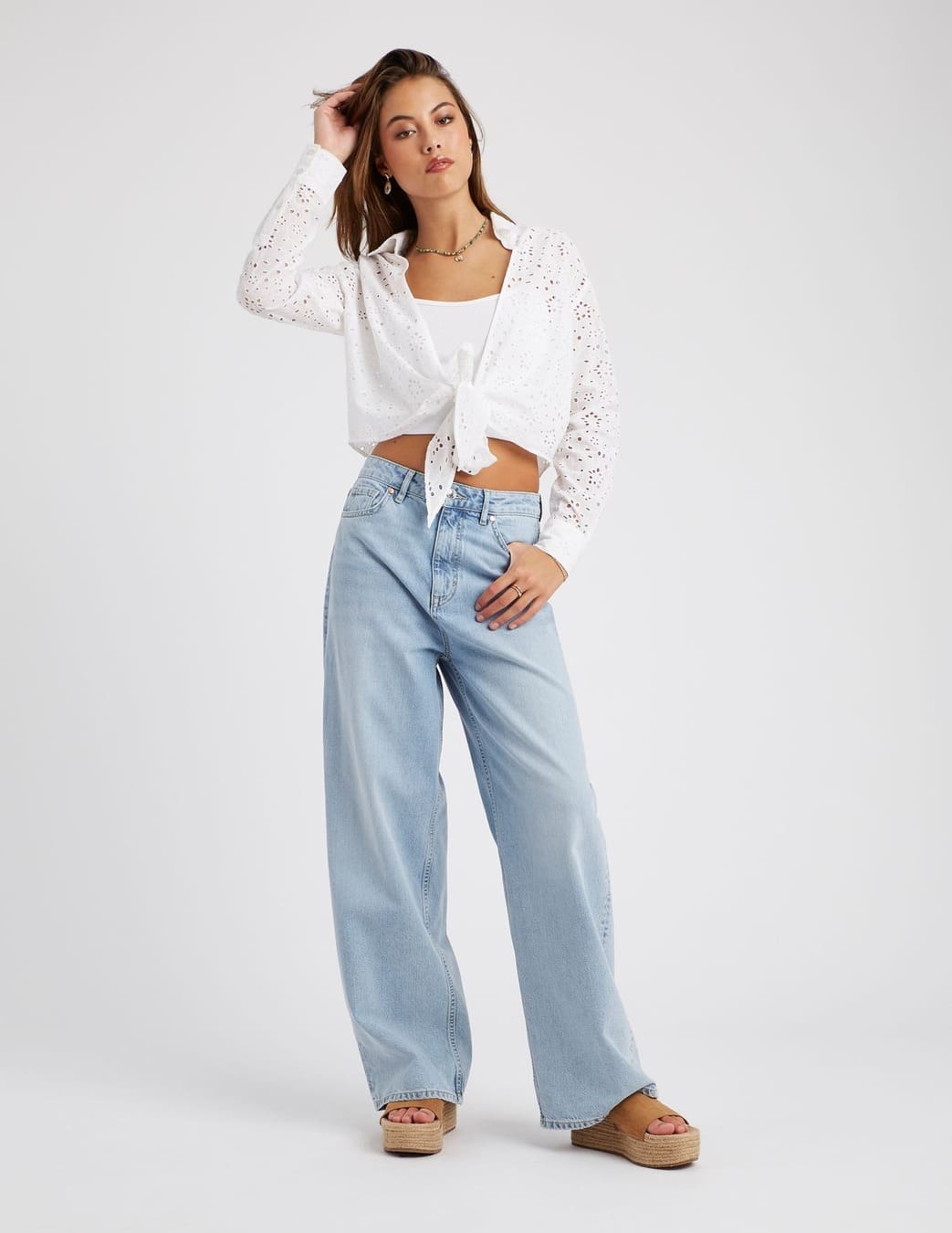 Look femme bohème estival chemise broderie anglaise nouée et jean large