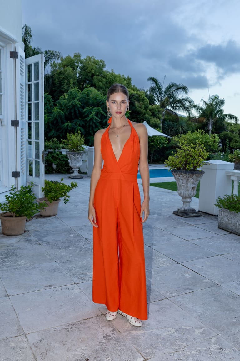 Combinaison pantalon orange pour une invitée à un mariage