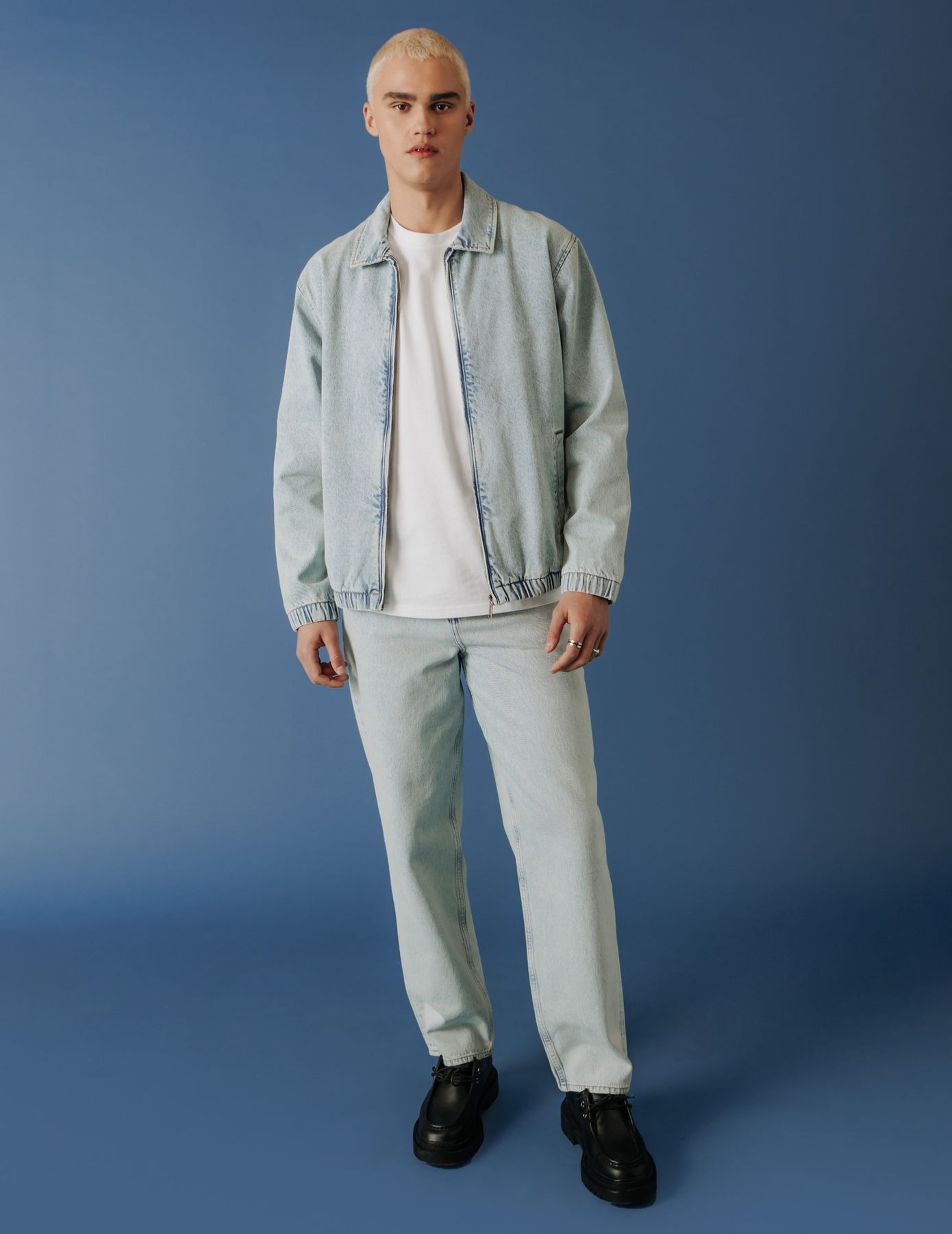 Total look denim : veste en jean délavé clair portée ouverte sur t-shirt blanc avec jean baggy clair