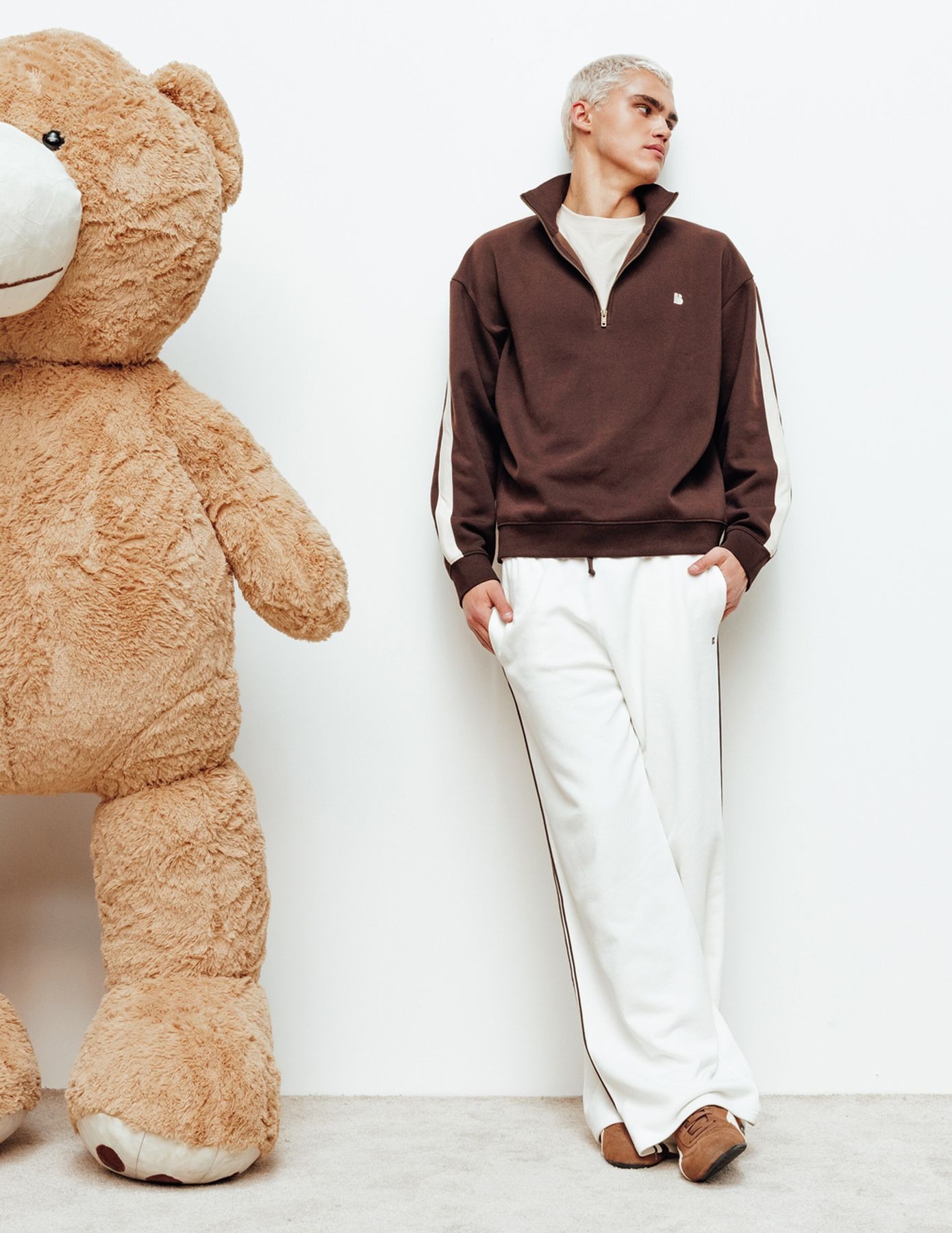 Look preppy chic avec sweat col zippé chocolat et pantalon blanc
