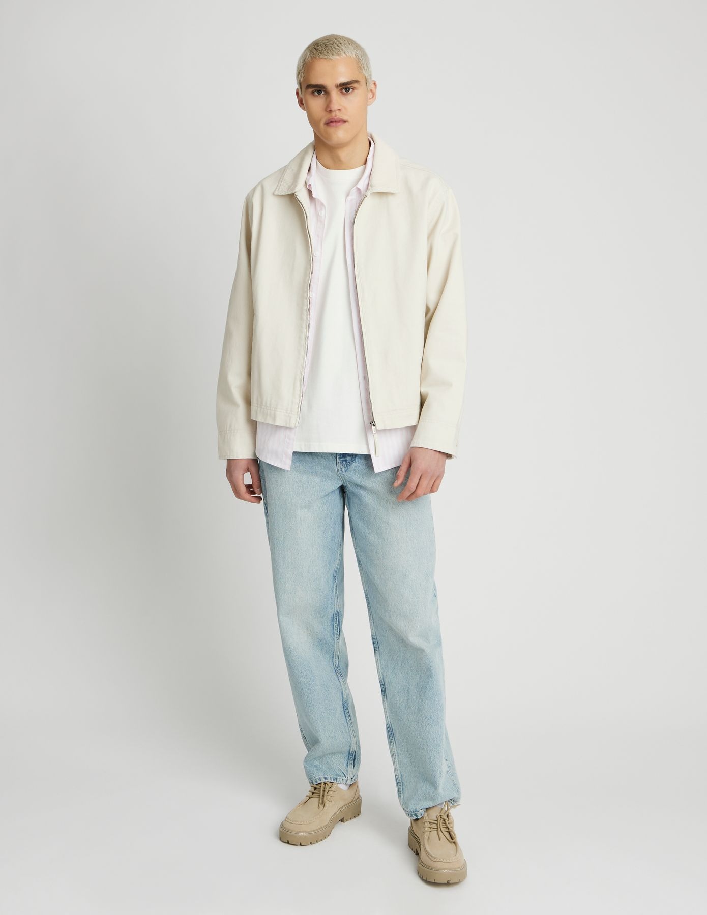 Look casual chic avec t-shirt blanc sous veste légère beige