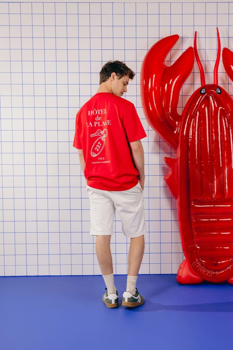 Style vacation graphique avec t-shirt statement rouge et short blanc