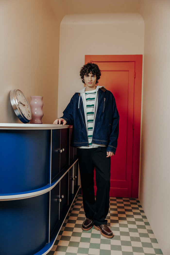 Technique layering homme avec sweat à capuche vert zippé ouvert sur chemise à carreaux