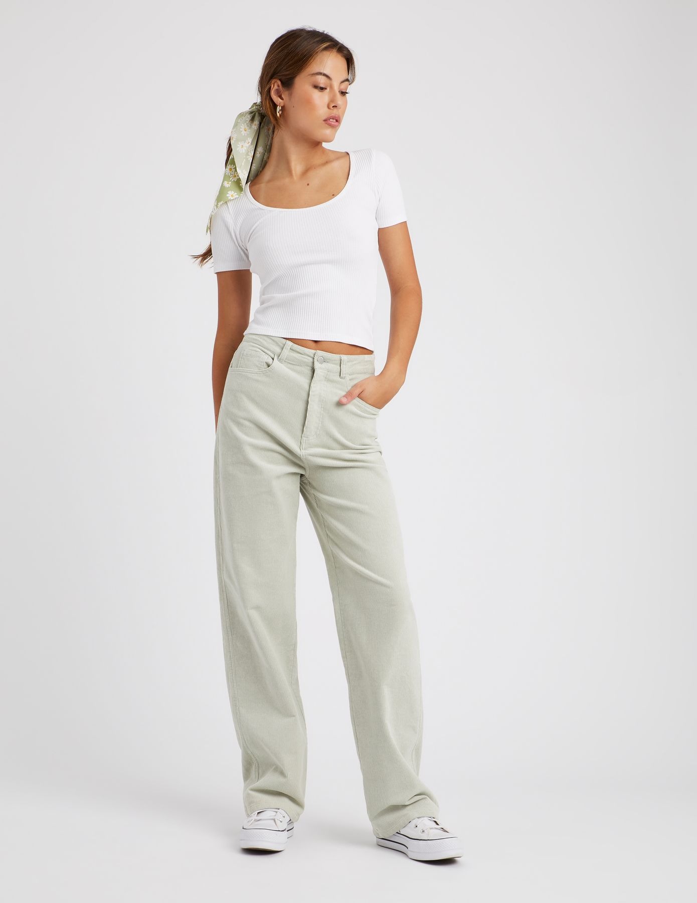 Look coloré avec t-shirt blanc, pantalon vert d'eau, foulard assorti et baskets blanches