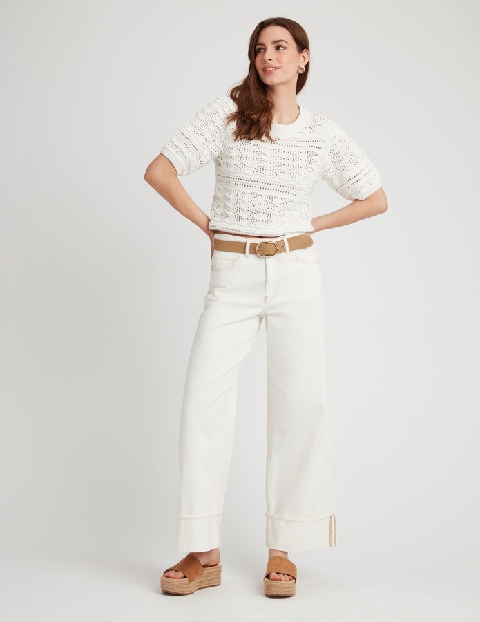 Look monochrome blanc avec jean wide leg écru et pull crochet manches courtes