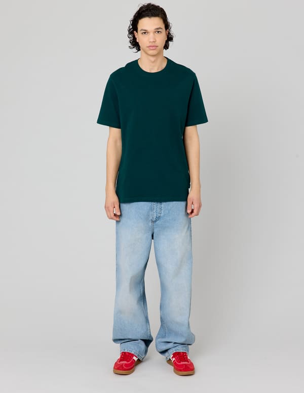 Look streetwear homme avec t-shirt vert oversize et jean large